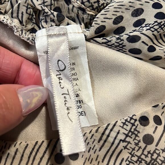 New Tower Flowy Sleeveless blouse size Large - Picture 2 of 5